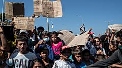 Migranten auf Lesbos protestieren nach dem Lagerbrand von Moria.