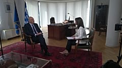 Ο υπουργός Εξωτερικών, Νίκος Δένδιας, και η ανταποκρίτρια του euronews στις Βρυξέλλες, Έφη Κουτσοκώστα