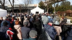 Oltásra várakozó emberek az oltóközponttá alakított Belgrádi Vásárcsarnok bejárata előtt