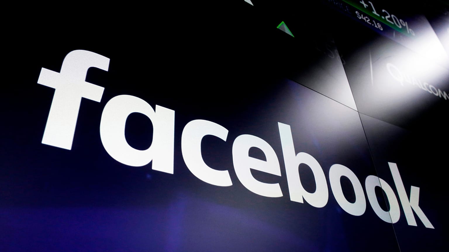 A Facebook logója a Nasdaq kijelzőjén