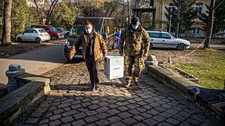 Koronavírus elleni oltóanyagot visznek a Dél-pesti Centrumkórházba