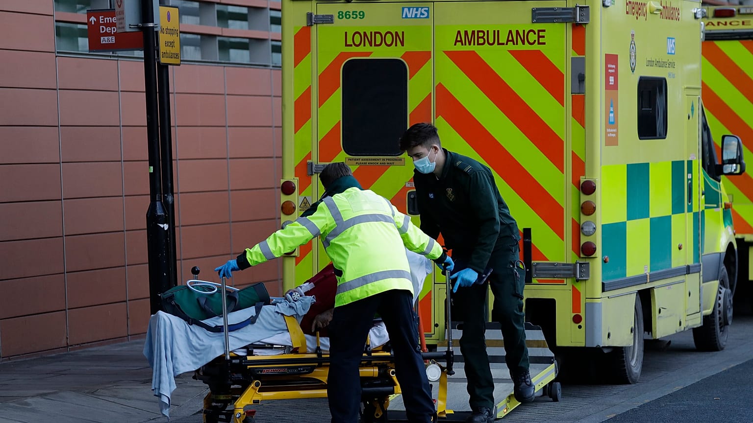 Covid: in Regno Unito oltre 100.000 morti. Ospedali a rischio collasso in Portogallo