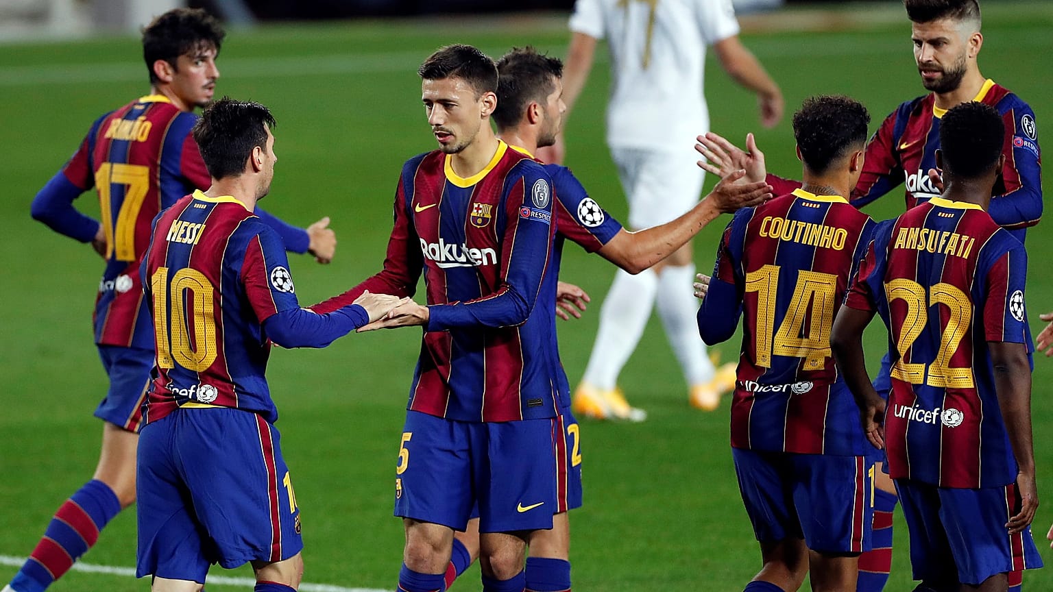 Gólt ünnepelnek a Barcelona játékosai