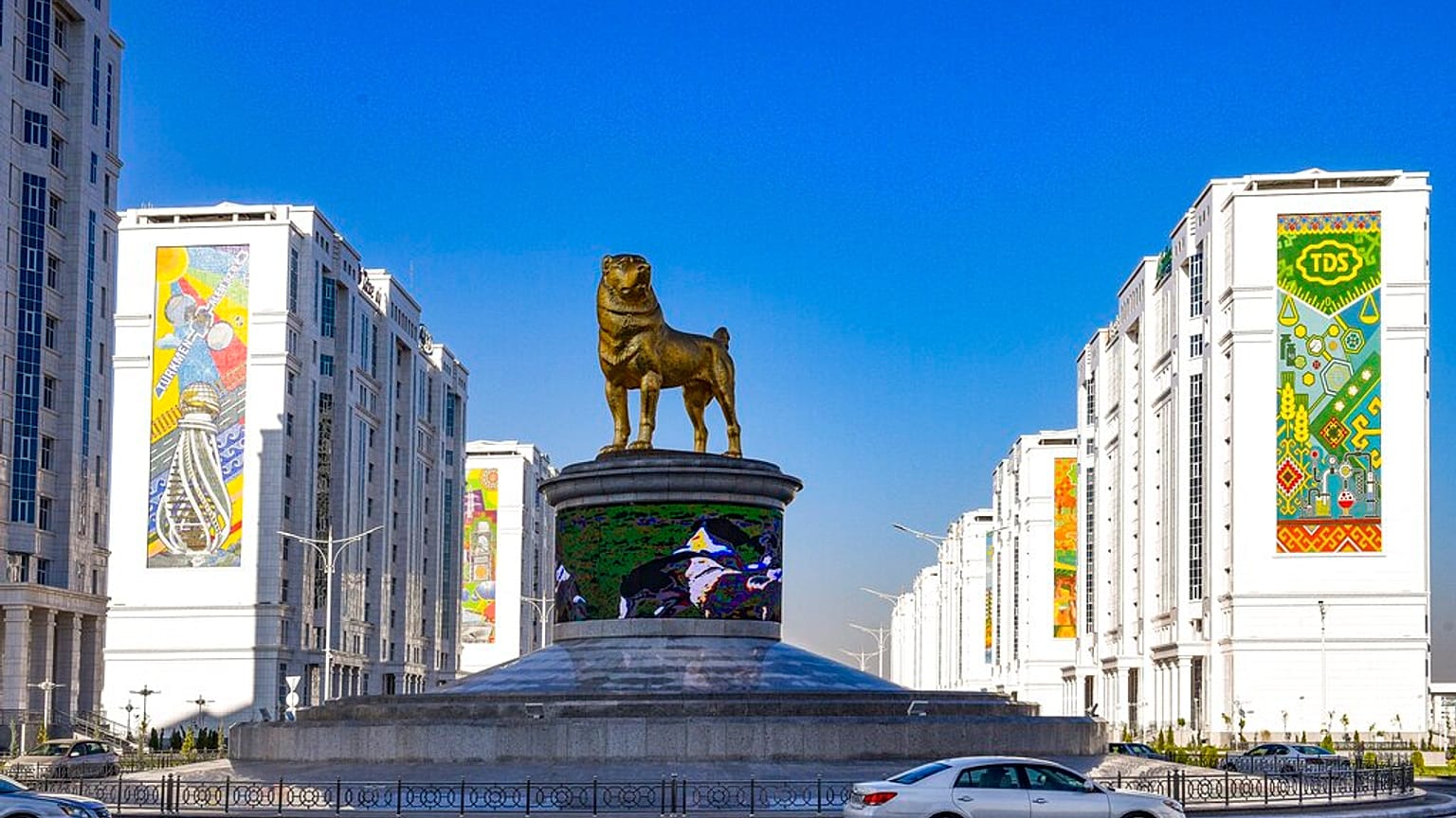 Aşkabat'a dikilen köpek heykeli