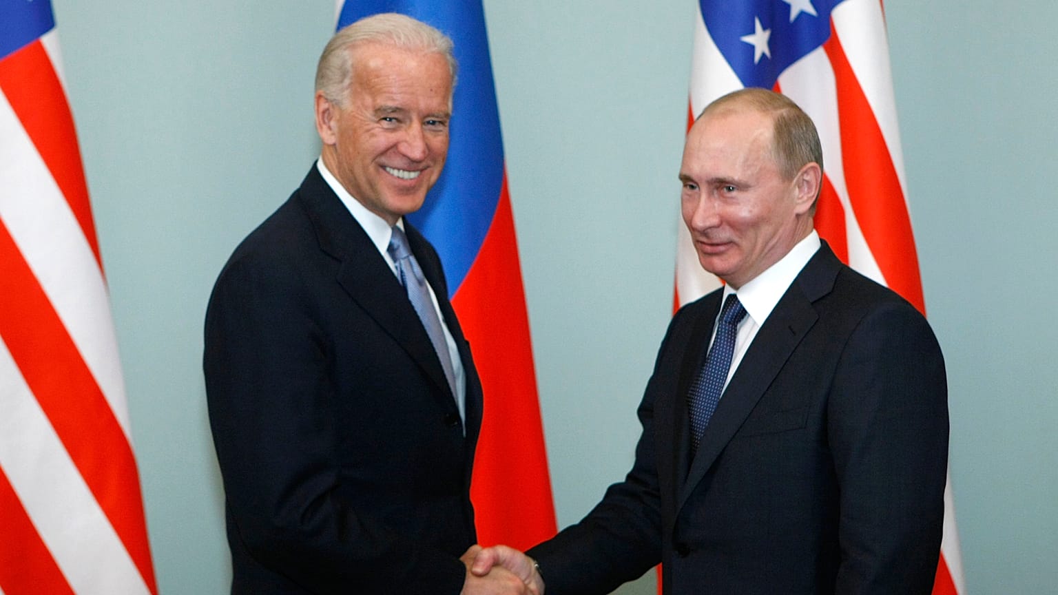 El entonces vicepresidente de Barack Obama, Joe Biden, estrecha la mano del presidente Vladimir Putin en Moscú, Rusia. El 10 de marzo de 2011. (Archivo)