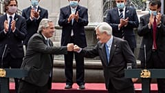 Los presidente de Argentina y Chile chocan sus puños en Santiago de Chile