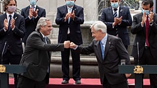 Los presidente de Argentina y Chile chocan sus puños en Santiago de Chile