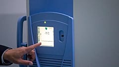 Vakcinák tárolására használt hűtő Kolumbiában - ehhez hasonlóból több mint száz van a kínai raktárban