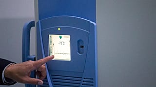 Vakcinák tárolására használt hűtő Kolumbiában - ehhez hasonlóból több mint száz van a kínai raktárban