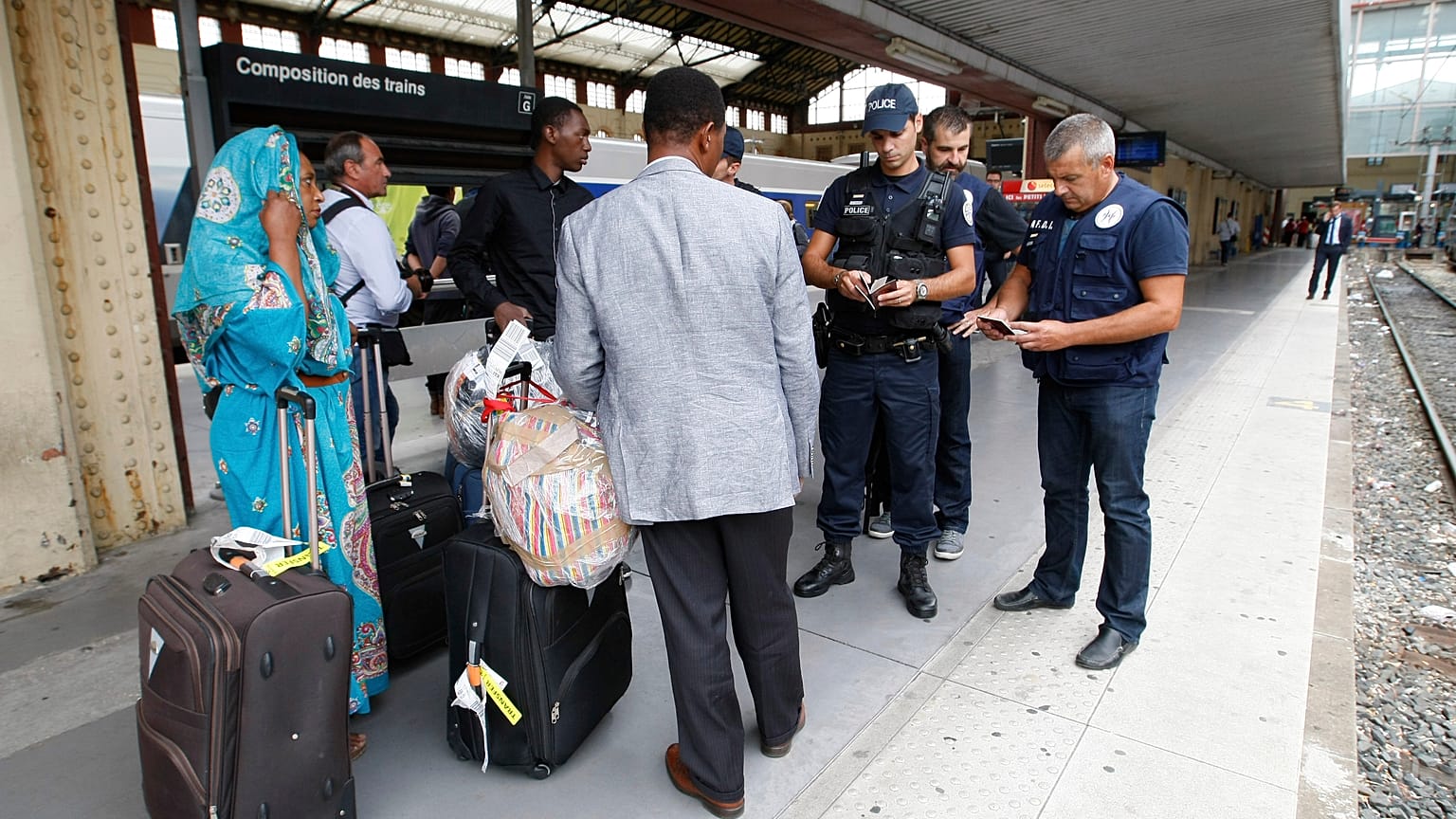 Kimlik kontrolü yapan Fransız polisi 