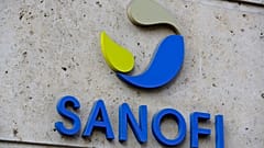 Sanofi-Logo vor dem Hauptsitz des Pharmaunternehmens in Paris, 30.11.2020