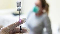 A Pfizer-BioNTech koronavírus elleni vakcinája fecskendőben előkészítve az oltáshoz a nyíregyházi Szabolcs-Szatmár-Bereg Megyei Jósa András Oktatókórházba 2021. január 24-én.