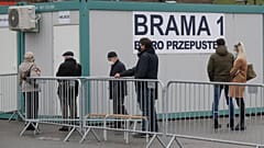 An overload of online registrations and reduced deliveries have caused delays in Poland's inoculation programme.