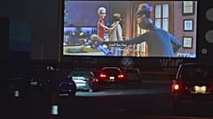 أصحاب السيارات يأخون أماكنهم لمشاهدة شريط سينمائي خلال عرض في الهواء الطلق في الرياض في مساحة تتسع لنحو 200 سيارة. 2021/01/26