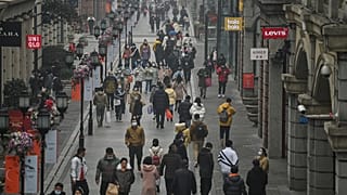 شارع للمشاة في ووهان بمقاطعة هوبي بوسط الصين بعد عام على إغلاق المدينة للحد من انتشار كورونا