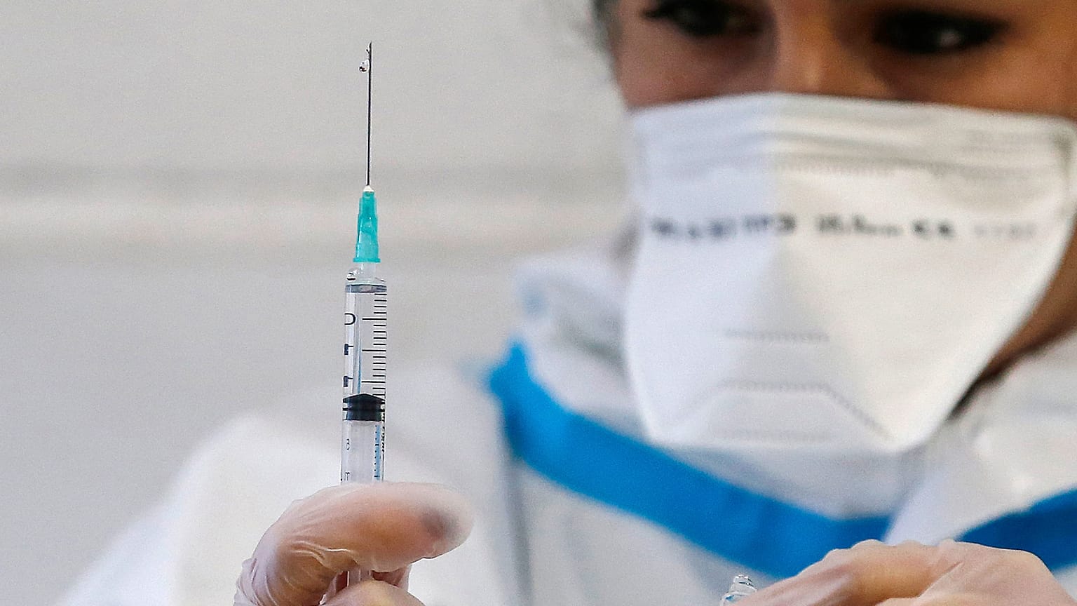 ممرضة تعج حقنة لقاح كوفيدـ19 في مستشفى سانتا ماريا دلا بيتا في روما. 2020/12/28
