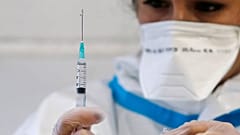 ممرضة تعج حقنة لقاح كوفيدـ19 في مستشفى سانتا ماريا دلا بيتا في روما. 2020/12/28