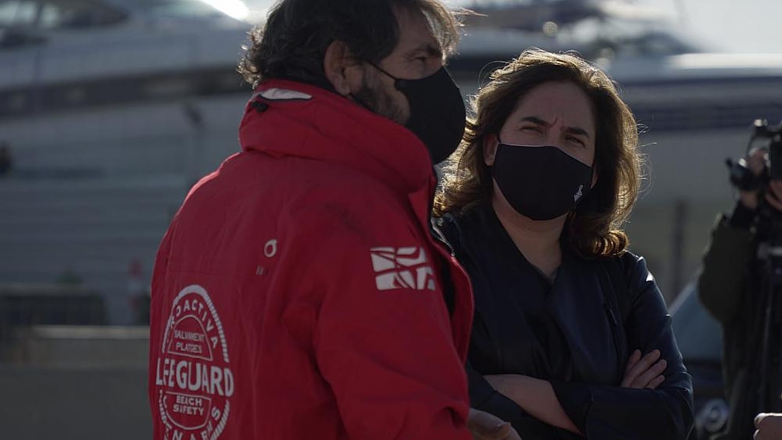 Die Bürgermeisterin von Barcelona, Ada Colau, mit dem Vorsitzenden der allgemeinnützigen Organisation Open Arms, 27. 01.2020.
