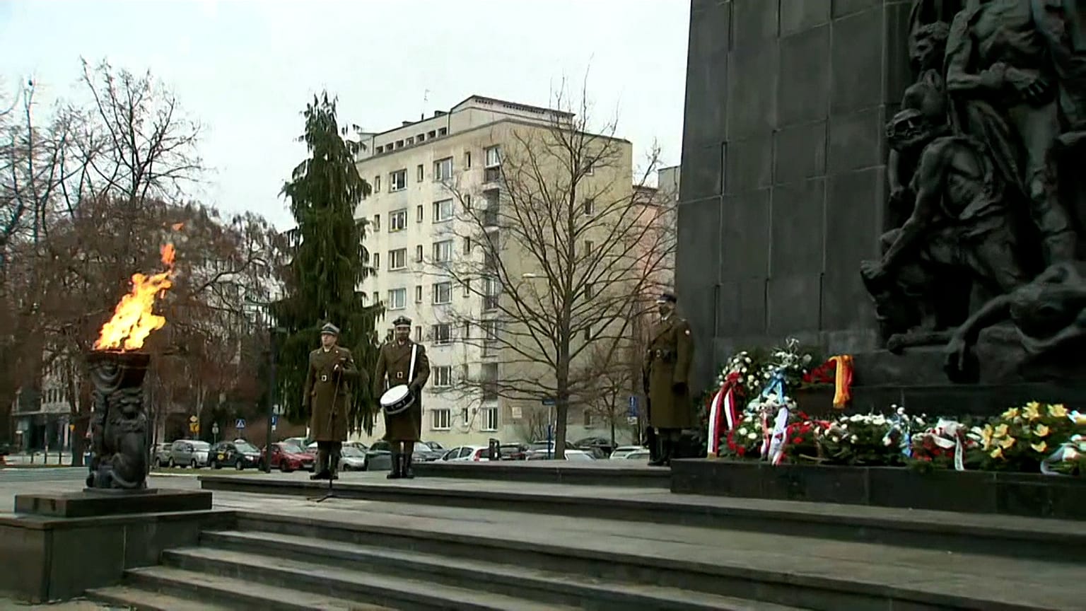 Gedenken an Holocaust-Opfer: Blumen am Warschauer Ghetto-Ehrenmal