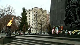 Gedenken an Holocaust-Opfer: Blumen am Warschauer Ghetto-Ehrenmal