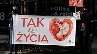 Attivisti anti-aborto partecipano a una protesta davanti alla corte costituzionale polacca. Varsavia, giovedì 22 ottobre 2020
