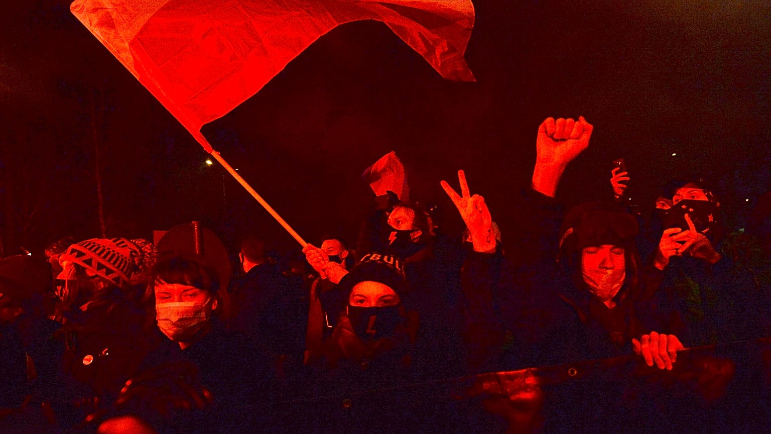 Polacos y polacas protestan contra la nueva ley del aborto, cerca de la sede del partido gobernante Ley y Justicia en Varsovia, Polonia, el 27 de enero de 2021.