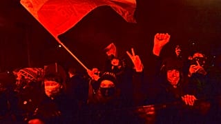 Polacos y polacas protestan contra la nueva ley del aborto, cerca de la sede del partido gobernante Ley y Justicia en Varsovia, Polonia, el 27 de enero de 2021.