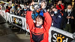 Skipper Yannick Bestaven mit dem Siegerpokal im Zielhafen Les Sables d` Olonne