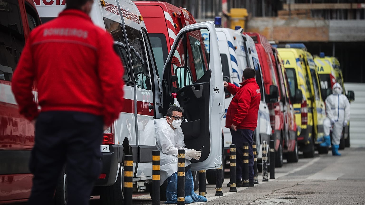 Ambulâncias junto ao Hospital de Santa Maria, Lisboa