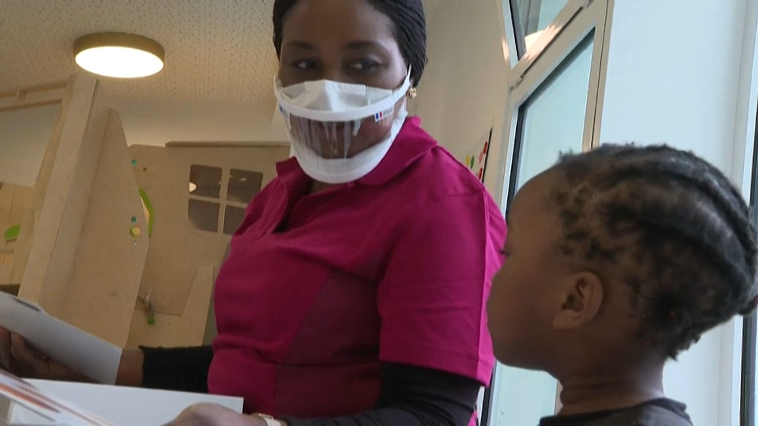Puéricultrice portant un masque inclusif, Paris, janvier 2021 