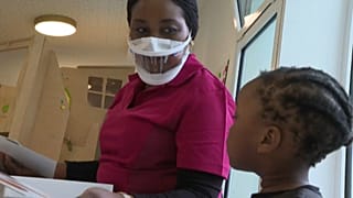 Puéricultrice portant un masque inclusif, Paris, janvier 2021