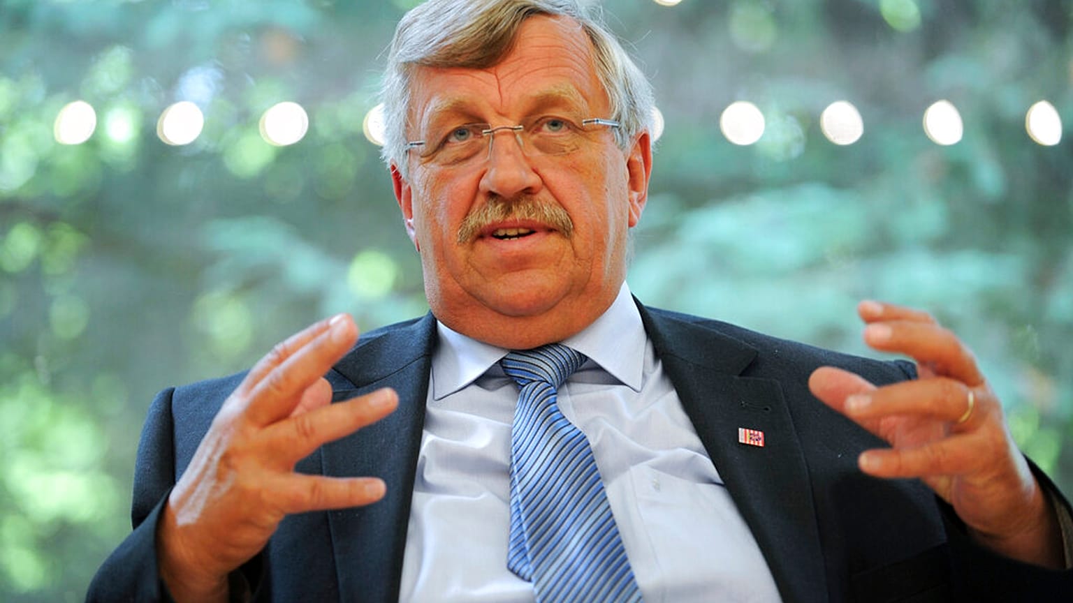 Archivbild: Walter Lübcke, Leiter des Regierungspräsidiums Kassel, im Gespräch mit Medienvertretern, Kassel, Deutschland, 25.06.2012