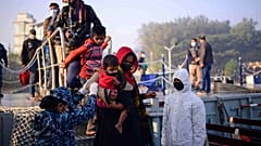 لاجئون من الروهينغا يستقلون سفينة بحرية ليتم نقلهم إلى جزيرة منعزلة في خليج البنغال في شيتاغونغ، بنغلاديش، 29 ديسمبر 2020