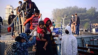 لاجئون من الروهينغا يستقلون سفينة بحرية ليتم نقلهم إلى جزيرة منعزلة في خليج البنغال في شيتاغونغ، بنغلاديش، 29 ديسمبر 2020