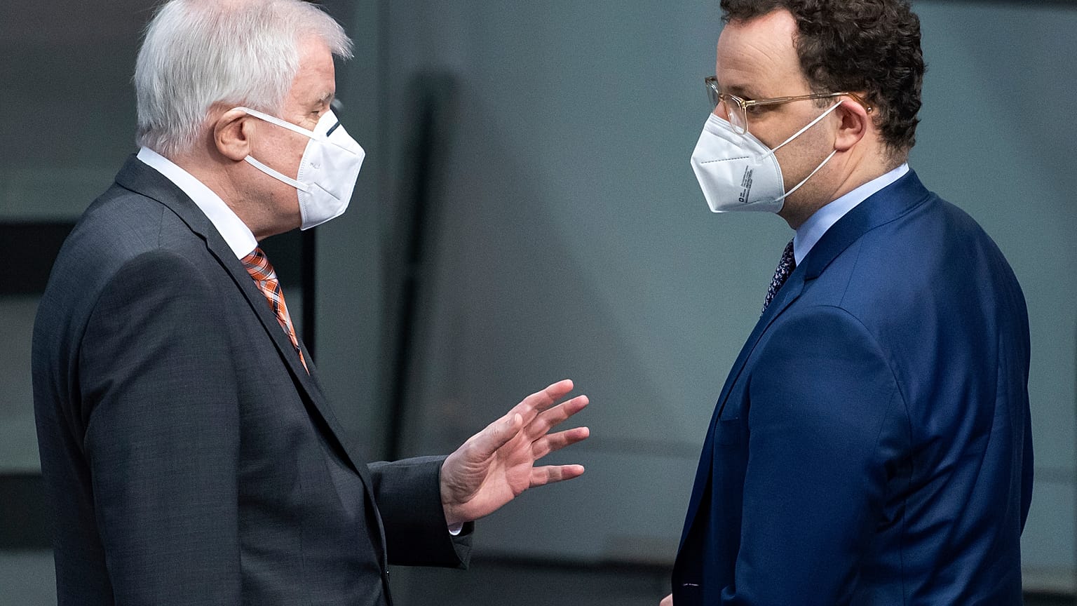 Der deutsche Innenminister Horst Seehofer spricht mit dem deutschen Gesundheitsminister Jens Spahn, 28.01.2021