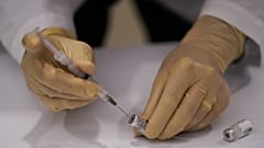 Γιατρός ετοιμάζεται να χορηγήσει το εμβόλιο κατά Covid-19