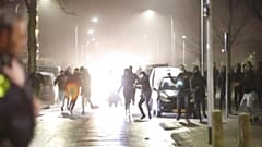 Randalierer werfen Steine auf Polizisten in Haarlem, Niederlande, 25.01.2021