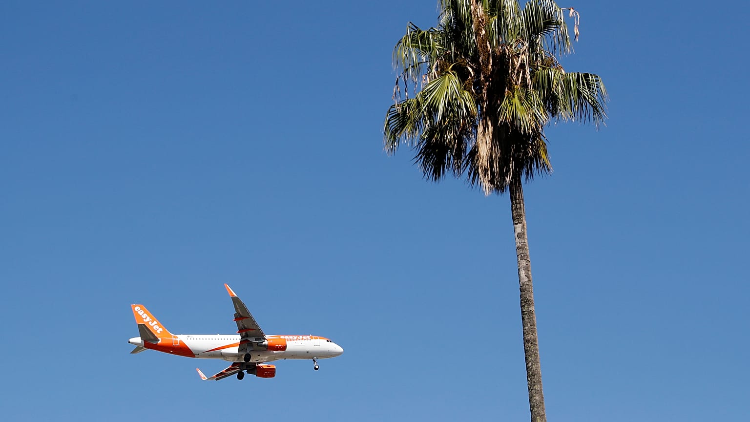 Самолет easyJet в небе над Лиссабоном