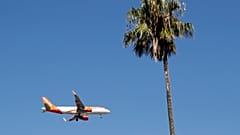 Самолет easyJet в небе над Лиссабоном