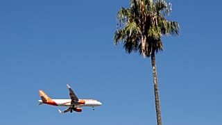 Самолет easyJet в небе над Лиссабоном