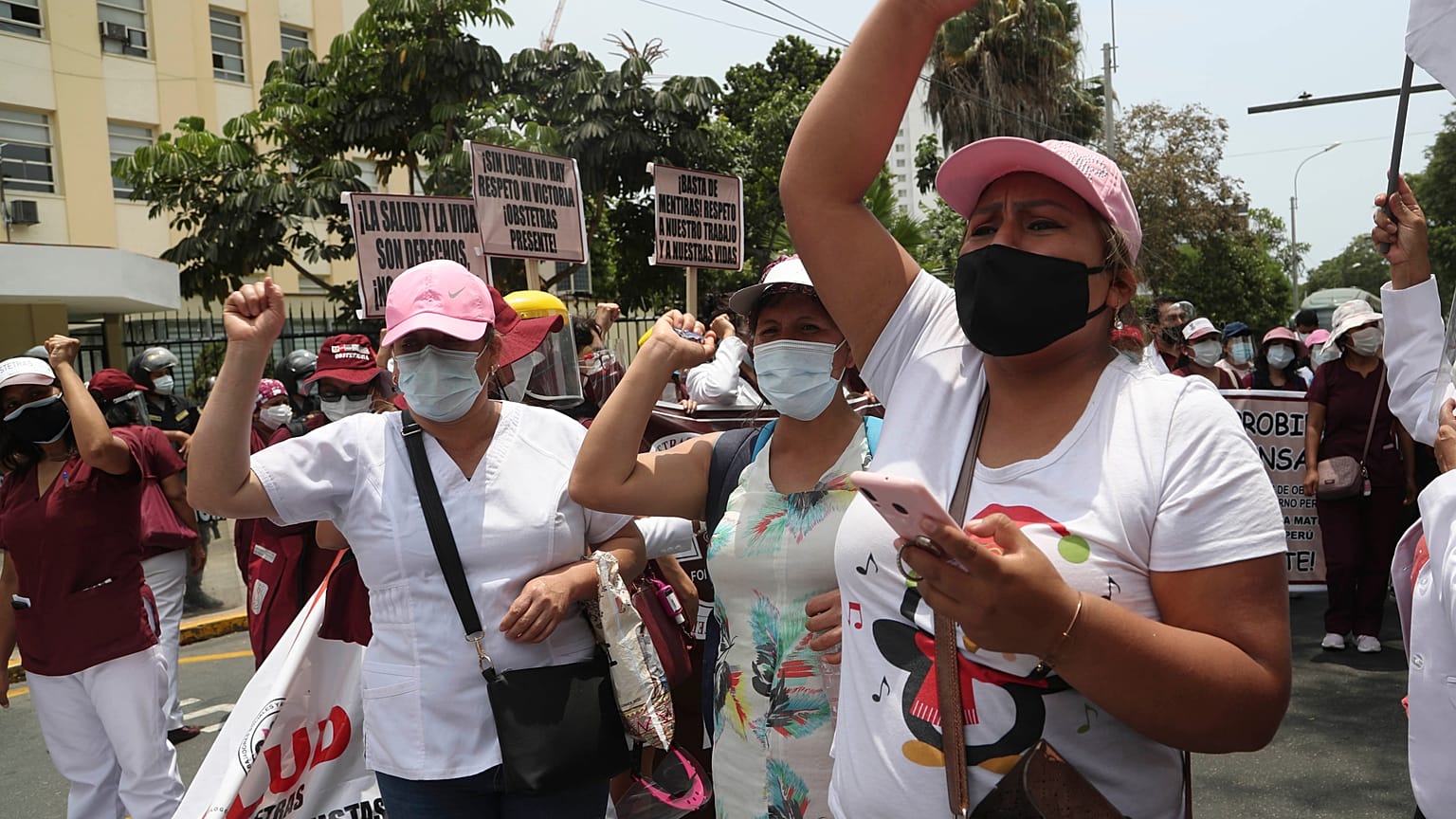 Trabajadores de la salud exigen más equipos de protección personal para tratar a los pacientes en medio de la segunda ola de la pandemia en Lima, el 13 de enero de 2021.