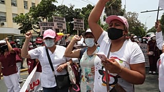 Trabajadores de la salud exigen más equipos de protección personal para tratar a los pacientes en medio de la segunda ola de la pandemia en Lima, el 13 de enero de 2021.