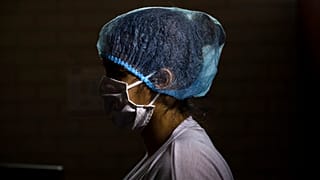 Mensch mit Maske