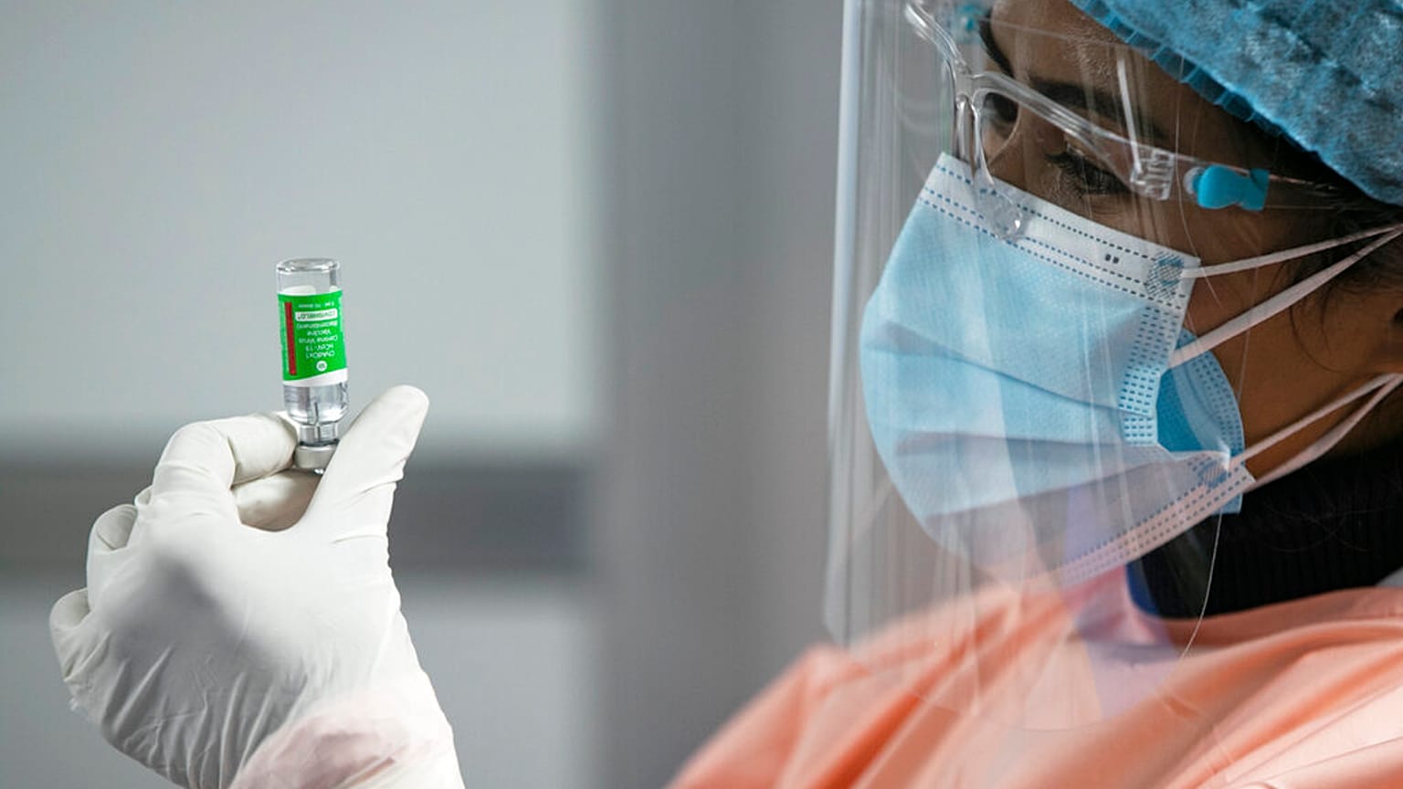 Krankenschwester bereitet den AstraZeneca-Impfstoff in Kathmandu, Nepal, vor, 27.01.2021