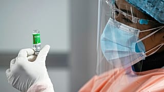 Krankenschwester bereitet den AstraZeneca-Impfstoff in Kathmandu, Nepal, vor, 27.01.2021