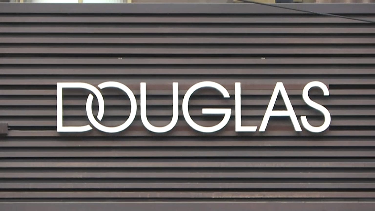 Douglas-Logo an Filiale in Berlin. 