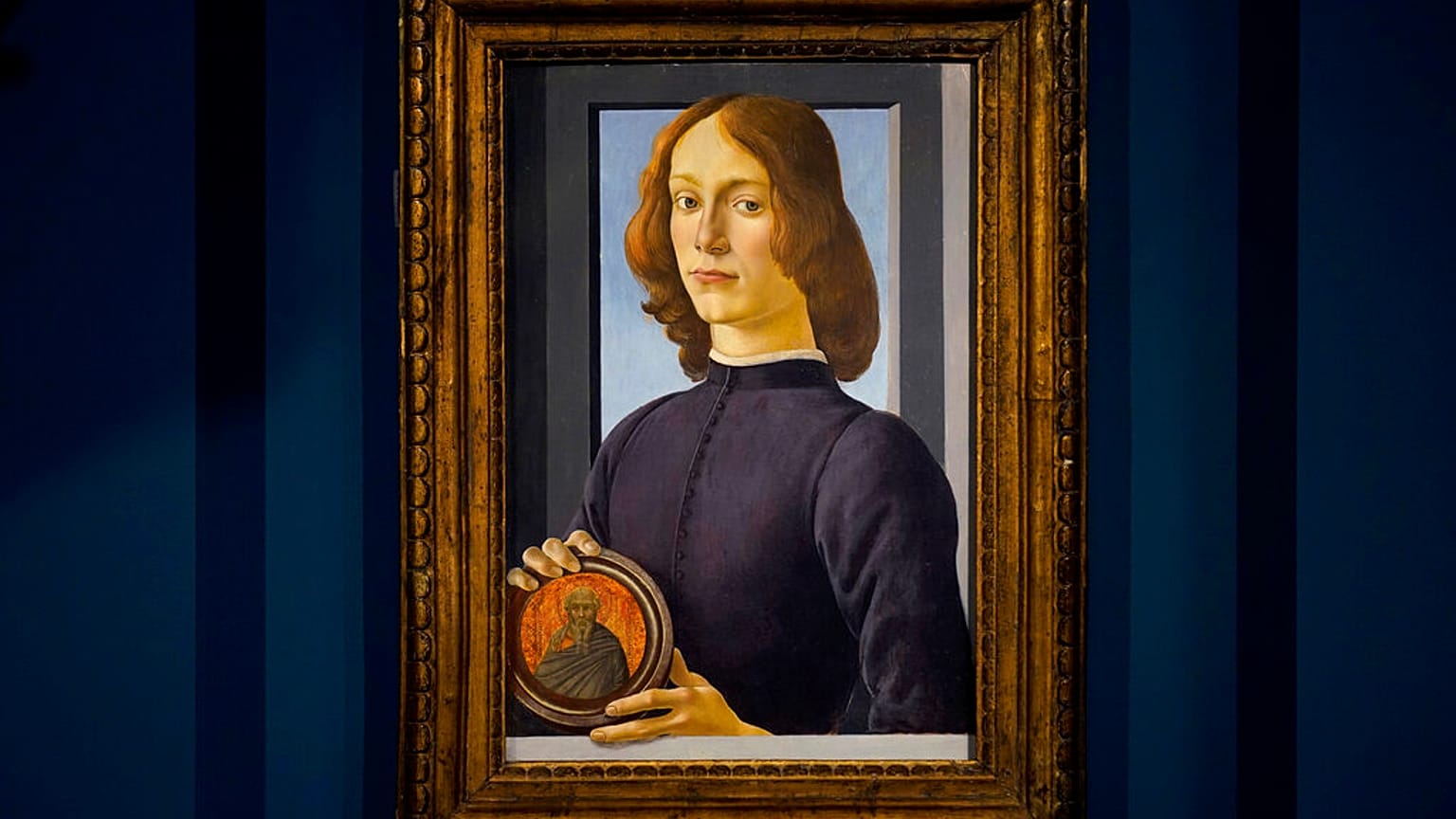 Botticelli'nin 15. yüzyılda yapılan Madalyon Tutan Genç Adam (Young Man Holding a Roundel) adlı tablosu