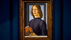 Botticelli'nin 15. yüzyılda yapılan Madalyon Tutan Genç Adam (Young Man Holding a Roundel) adlı tablosu