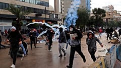 محتجون بتعرضون لإطلاق الغازات المسيلة للدموع في مدينة طرابلس شمال لبنان. 2021/01/28