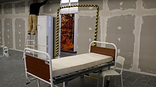 Dans l'urgence, on aménage les centres de soins face à l'afflux de malades - Lisbonne, le 27/01/2021